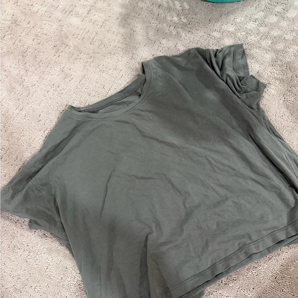 Lululemon cropped green tee